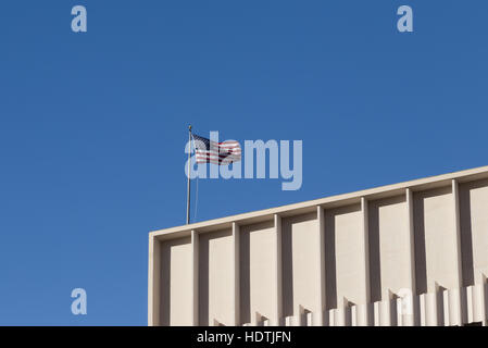 Drapeau américain, sur le dessus d'un bâtiment à San Diego.Prises sur une maison de vacances en Californie. Banque D'Images