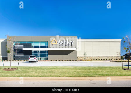 Ashley Homestore, un magasin de meubles et décoration sur Memorial Road à North Oklahoma City, Oklahoma, USA. Banque D'Images