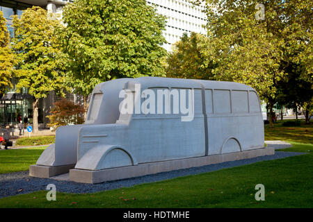 Allemagne, Cologne, Monument de l'autobus devant l'édifice Landeshaus dans le quartier de Deutz Banque D'Images