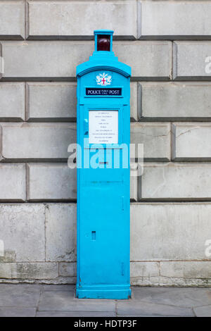 Appel de la fonction de police en poste de police de la ville de London, bleu clair Walbrook, City of London, UK Banque D'Images