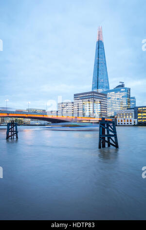 London Skyline at Dusk avec London Bridge et le fragment en vue sur la Tamise Banque D'Images