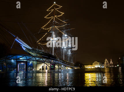 Le Cutty Sark illuminée pour Noël à Greenwich dans le sud-est de Londres. Dec 2016 Cutty Sark est un navire britannique clipper du thé. Construit sur la Clyde en 1869 pour Banque D'Images