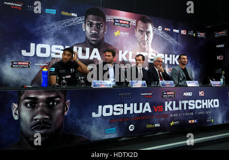 Anthony Josué (à gauche) et Wladimir Klitschko (à droite) au cours de la conférence de presse au stade de Wembley, Londres. Banque D'Images