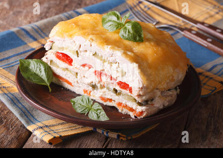 Delicious Cake maison au poulet avec légumes sur une plaque horizontale. Banque D'Images