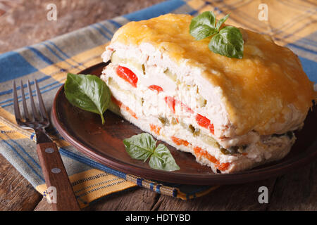 Poulet au four avec légumes et fromage sur une assiette, gros plan horizontal Banque D'Images