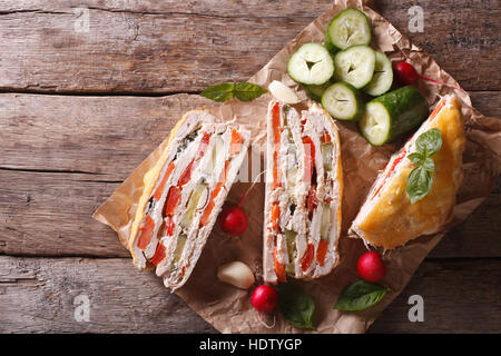 Morceaux de pâté au poulet et légumes frais sur la table horizontale vue du dessus. Banque D'Images