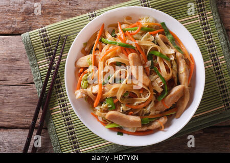 Chow mein : nouilles frites avec du poulet et légumes close-up Vue de dessus horizontale. Banque D'Images