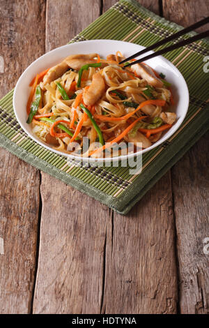 Chow mein au poulet et légumes sur la table. vertical Banque D'Images