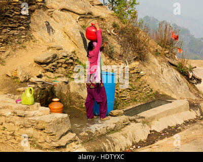 Femme indienne aller chercher de l'eau d'une source à Tulla Kote Kumaon Hills village,, Uttarakhand, Inde Banque D'Images