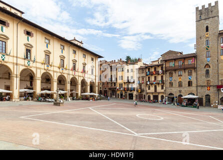 La Piazza principale d'Arezzo et l'église Pieve di Santa Maria de Toscana. Italie. Banque D'Images