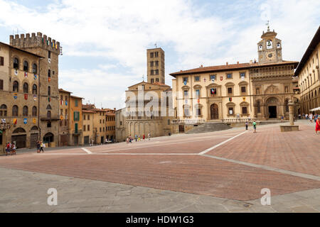 La Piazza principale d'Arezzo et l'église Pieve di Santa Maria de Toscana. Italie. Banque D'Images