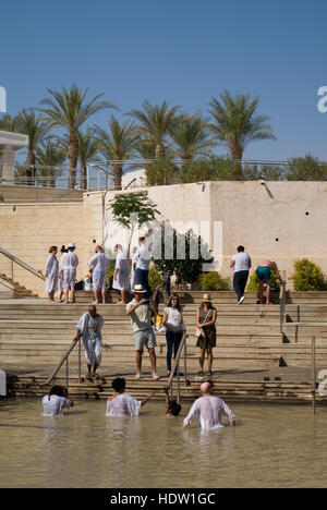 Les chrétiens religieux s'immerger dans les eaux du Jourdain de site baptismal Qasr el Yahud en Israël Banque D'Images