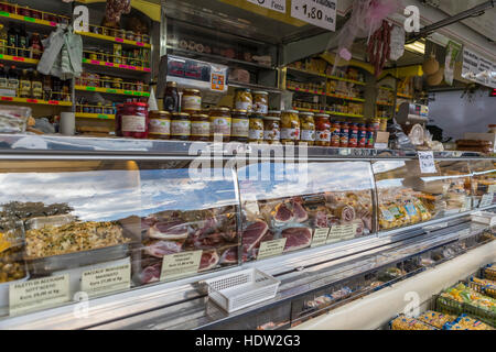 Jour de marché à Lucques et la rue de la Porta Santa Maria et tout le long de la Via Borgo Giannotti sont emballés avec des produits et quincaillerie étals. Banque D'Images