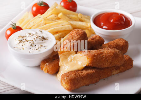 Le fromage frit et frites avec sauce sur une assiette horizontale, close-up Banque D'Images