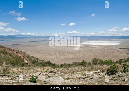 Les voitures qui circulent sur la route descendre Seneto, Ngorongoro Crater, région d'Arusha, Tanzanie Banque D'Images