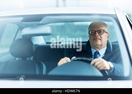 Happy senior businessman driving car Banque D'Images