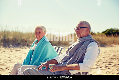 Happy senior couple dans des chaises sur la plage d'été Banque D'Images