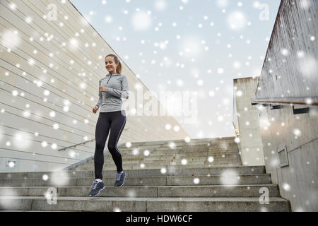 Happy sporty woman running au rez-de-ville Banque D'Images