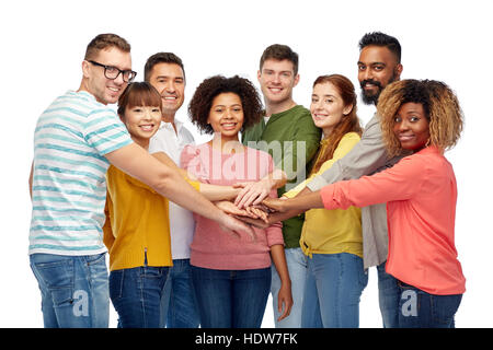 Groupe international d'Happy people holding hands Banque D'Images