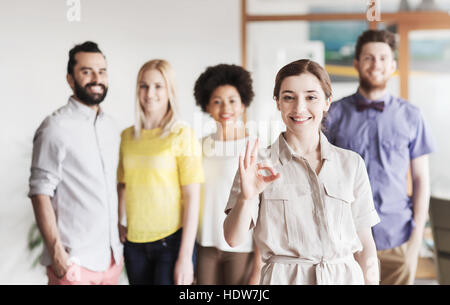 Happy woman showing ok par l'équipe creative office Banque D'Images