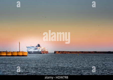 Ferry quitte le port de Douvres, en Angleterre. Banque D'Images