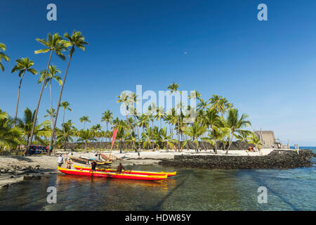 Hawaiian outrigger et pirogues à voile à Pu'uhonua O Honaunau National Park ; Honaunau, île de Hawaii, Hawaii, USA Banque D'Images