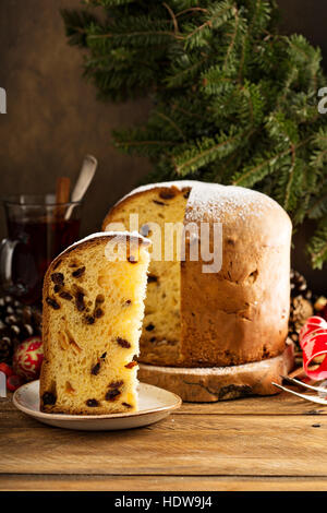 Panettone traditionnel de Noël avec des fruits secs Banque D'Images