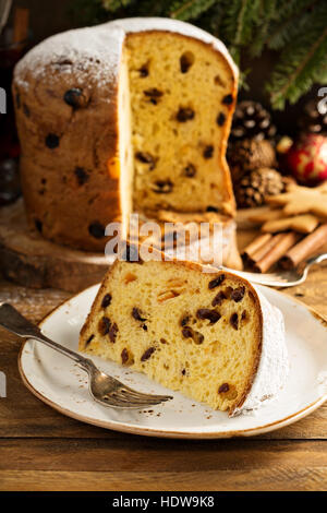 Panettone traditionnel de Noël avec des fruits secs Banque D'Images