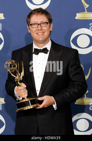 L'acteur James Spader retient son Award for Outstanding principal acteur dramatique pour "Boston Legal" au 57e Congrès annuel Emmy Awards au Shrine Auditorium à Los Angeles, le 18 septembre 2005. Photo par Francis Specker Banque D'Images