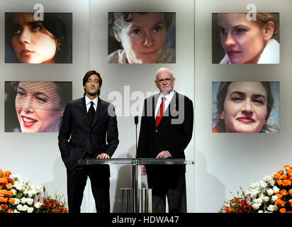 Acteur Adrien Brody, à gauche, et l'Academy of Motion Pictures Arts and Sciences Président Frank Pierson annoncer les nominations pour la meilleure actrice à la candidature pour la 77e Academy Awards inBeverly Hills (Californie) le mardi 25 janvier, 2005. Crédit photo : Francis Specker Banque D'Images