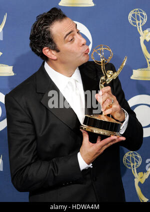 Acteur Brad Garrett est titulaire d'embrasse sa Award for Outstanding acteur de soutien dans une série comique pour "tout le monde aime Raymond" au 57e Congrès annuel Emmy Awards au Shrine Auditorium à Los Angeles, le 18 septembre 2005. Photo par Francis Specker Banque D'Images