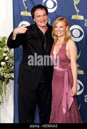 Quentin Tarantino, gauche, et Marg Helgenberger aux 57e Emmy Awards annuels au Shrine Auditorium à Los Angeles, le 18 septembre 2005. Crédit photo : Francis Specker Banque D'Images