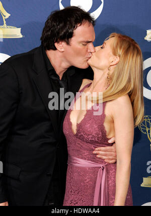 Quentin Tarantino, gauche, et Marg Helgenberger aux 57e Emmy Awards annuels au Shrine Auditorium à Los Angeles, le 18 septembre 2005. Crédit photo : Francis Specker Banque D'Images