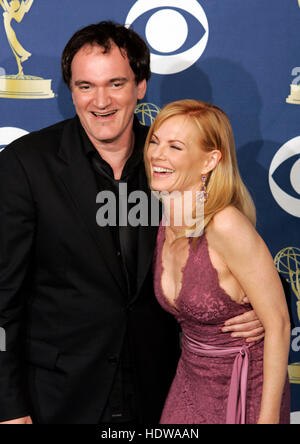 Quentin Tarantino, gauche, et Marg Helgenberger aux 57e Emmy Awards annuels au Shrine Auditorium à Los Angeles, le 18 septembre 2005. Crédit photo : Francis Specker Banque D'Images