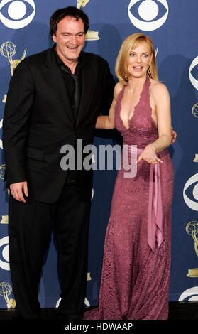 Quentin Tarantino, gauche, et Marg Helgenberger aux 57e Emmy Awards annuels au Shrine Auditorium à Los Angeles, le 18 septembre 2005. Crédit photo : Francis Specker Banque D'Images