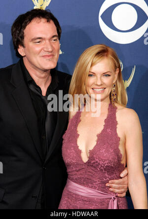 Quentin Tarantino, gauche, et Marg Helgenberger aux 57e Emmy Awards annuels au Shrine Auditorium à Los Angeles, le 18 septembre 2005. Crédit photo : Francis Specker Banque D'Images