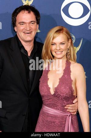 Quentin Tarantino, gauche, et Marg Helgenberger aux 57e Emmy Awards annuels au Shrine Auditorium à Los Angeles, le 18 septembre 2005. Crédit photo : Francis Specker Banque D'Images