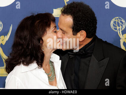 Brooke Adams, à gauche, et Tony Shalhoub Kiss lors des Emmy Awards 57th au Shrine Auditorium de Los Angeles, 18 septembre 2005. Crédit photo: Francis Specker Banque D'Images