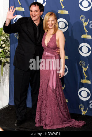 Quentin Tarantino, gauche, et Marg Helgenberger aux 57e Emmy Awards annuels au Shrine Auditorium à Los Angeles, le 18 septembre 2005. Crédit photo : Francis Specker Banque D'Images