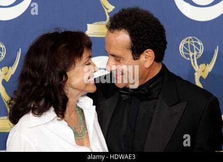 Brooke Adams, gauche, et Tony Shalhoub aux 57e Emmy Awards annuels au Shrine Auditorium à Los Angeles, le 18 septembre 2005. Crédit photo : Francis Specker Banque D'Images