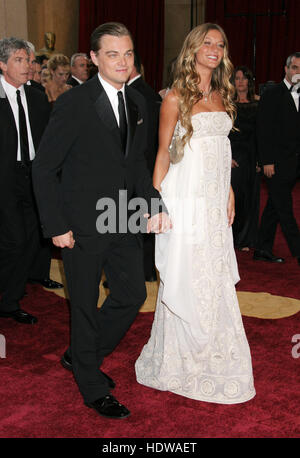 Leonardo DiCaprio et sa petite amie, Gisele Bundchen, arrive à la 77e annuelle des Academy Awards à Los Angeles le 21 février 2005. Crédit photo : Francis Specker Banque D'Images