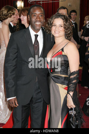 Don Cheadle et sa petite amie, Bridgid Coulter, arrive à la 77e annuelle des Academy Awards à Los Angeles le 21 février 2005. Crédit photo : Francis Specker Banque D'Images