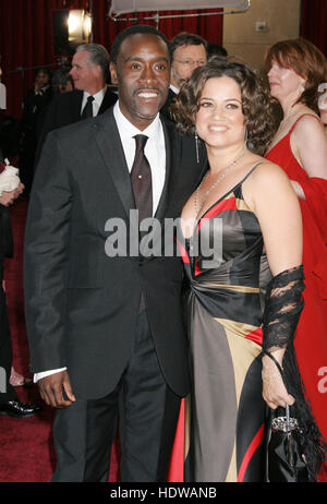 Don Cheadle et sa petite amie, Bridgid Coulter, arrive à la 77e annuelle des Academy Awards à Los Angeles le 21 février 2005. Crédit photo : Francis Specker Banque D'Images