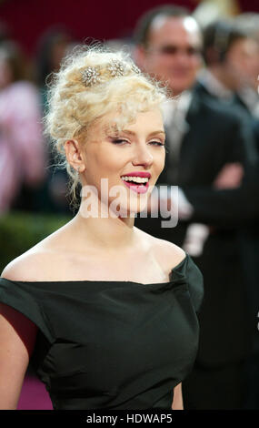 Scarlett Johansson arrive à la 77e annuelle des Academy Awards à Los Angeles le 21 février 2005. Crédit photo : Francis Specker Banque D'Images