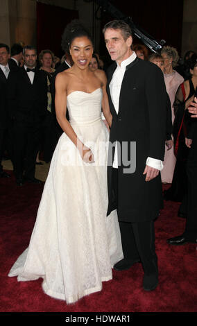 Sophie Okonedo et Jeremy Irons à la 77e annuelle des Academy Awards à Los Angeles le 27 février, 2005. Crédit photo : Francis Specker Banque D'Images