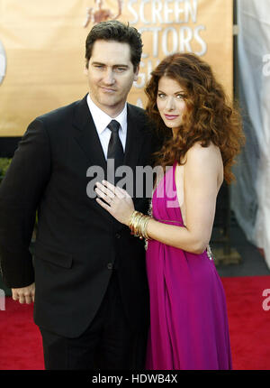 Debra Messing et mari, Daniel Zelman à la Screen Actors Guild Awards à Los Angeles le 5 février 2005 Crédit photo : Francis Specker Banque D'Images