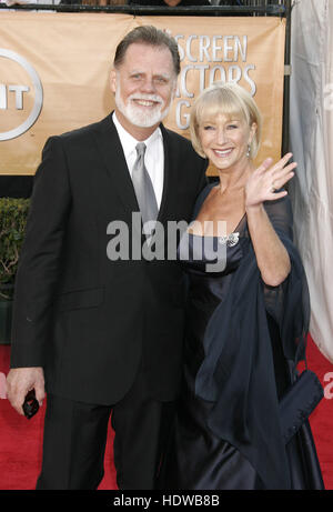 Taylor Hackford et Helen Mirren à la Screen Actors Guild Awards à Los Angeles le 5 février 2005 Crédit photo : Francis Specker Banque D'Images