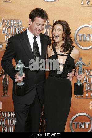 James Denton, gauche, et Teri Hatcher à la Screen Actors Guild Awards à Los Angeles le 5 février 2005 Crédit photo : Francis Specker Banque D'Images