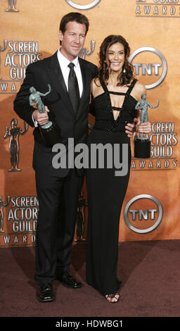 James Denton, gauche, et Teri Hatcher à la Screen Actors Guild Awards à Los Angeles le 5 février 2005 Crédit photo : Francis Specker Banque D'Images