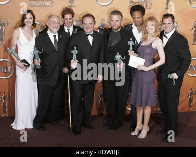 Membres du casting Jorja Fox, Robert David Hall, Eric Szmanda, Paul GuilDoyle, William Petersen, Gary Dourdan, Marg Helgenberger et George EADS de la série télévisée "CSI crime Scene Investigation" à l'écran acteurs Guild Awards à Los Angeles le 5 février 2005 photo Credit: Francis Specker Banque D'Images